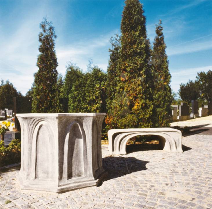 Brunnen und Bank vor der Aussegnungshalle in Eggenfelden, 1983