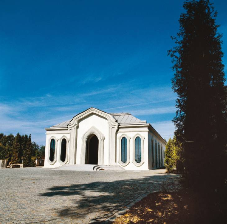 Aussegnungshalle in Eggenfelden, 1980–1983, Länge: 21 m, Breite: 13,5 m, Höhe: 7,5 m
